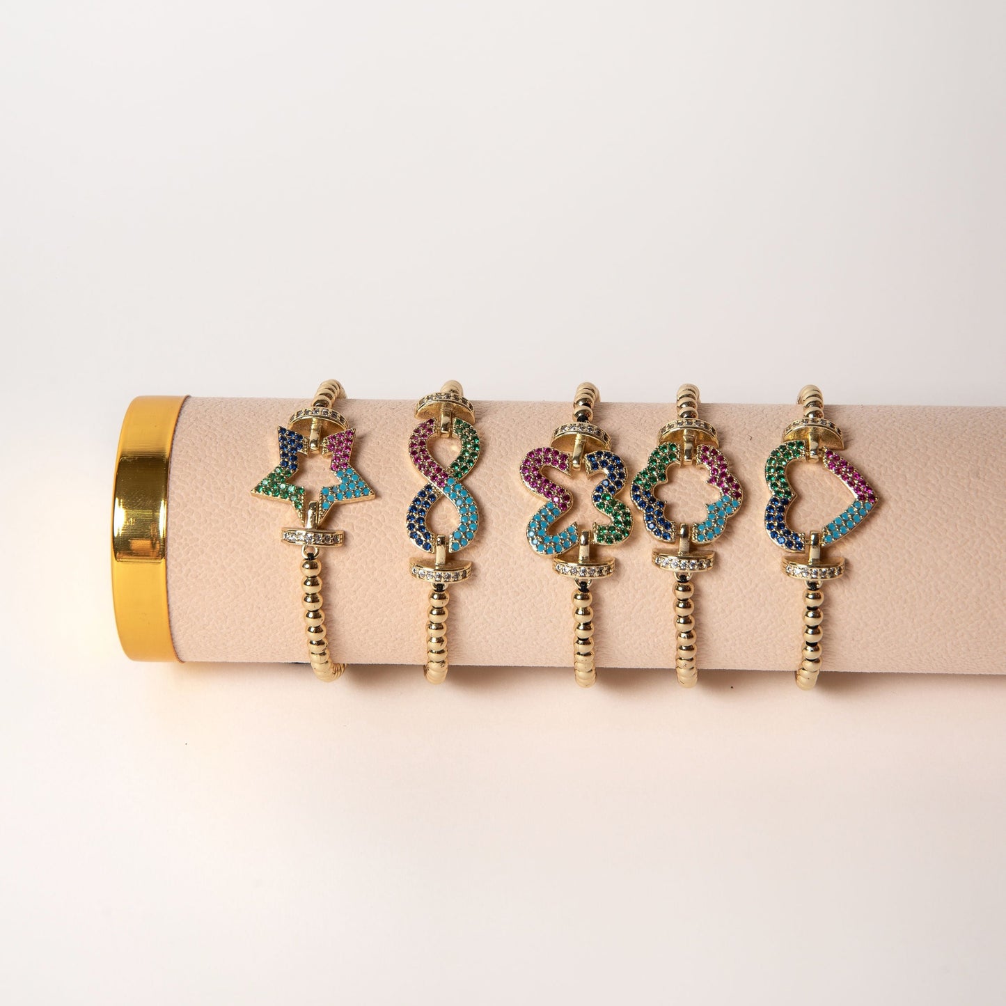 Pulsera de oro laminado con figuras ajustables de hilo