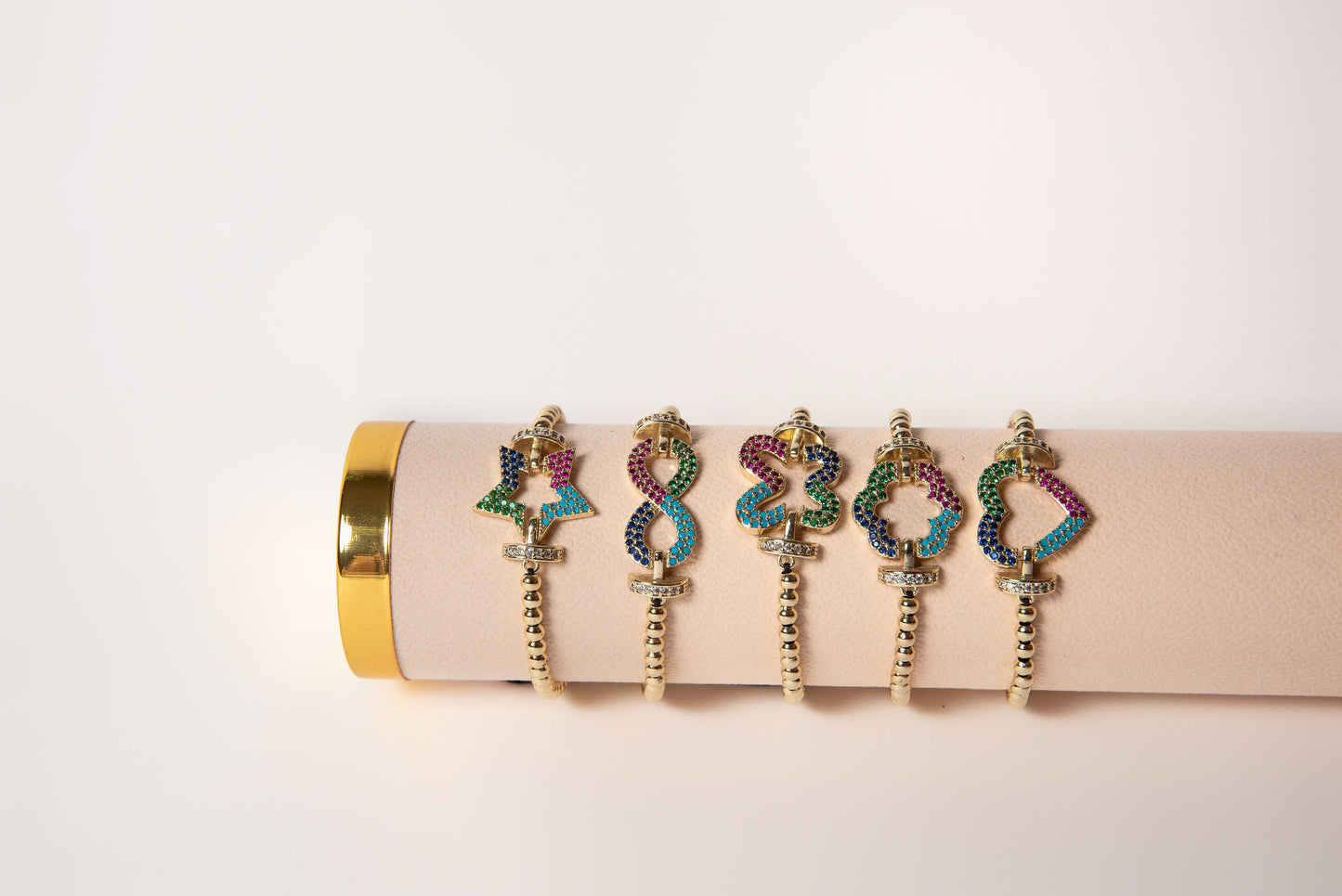 Pulsera de oro laminado con figuras ajustables de hilo