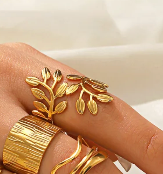 Anillo hojas doradas acero inoxidable