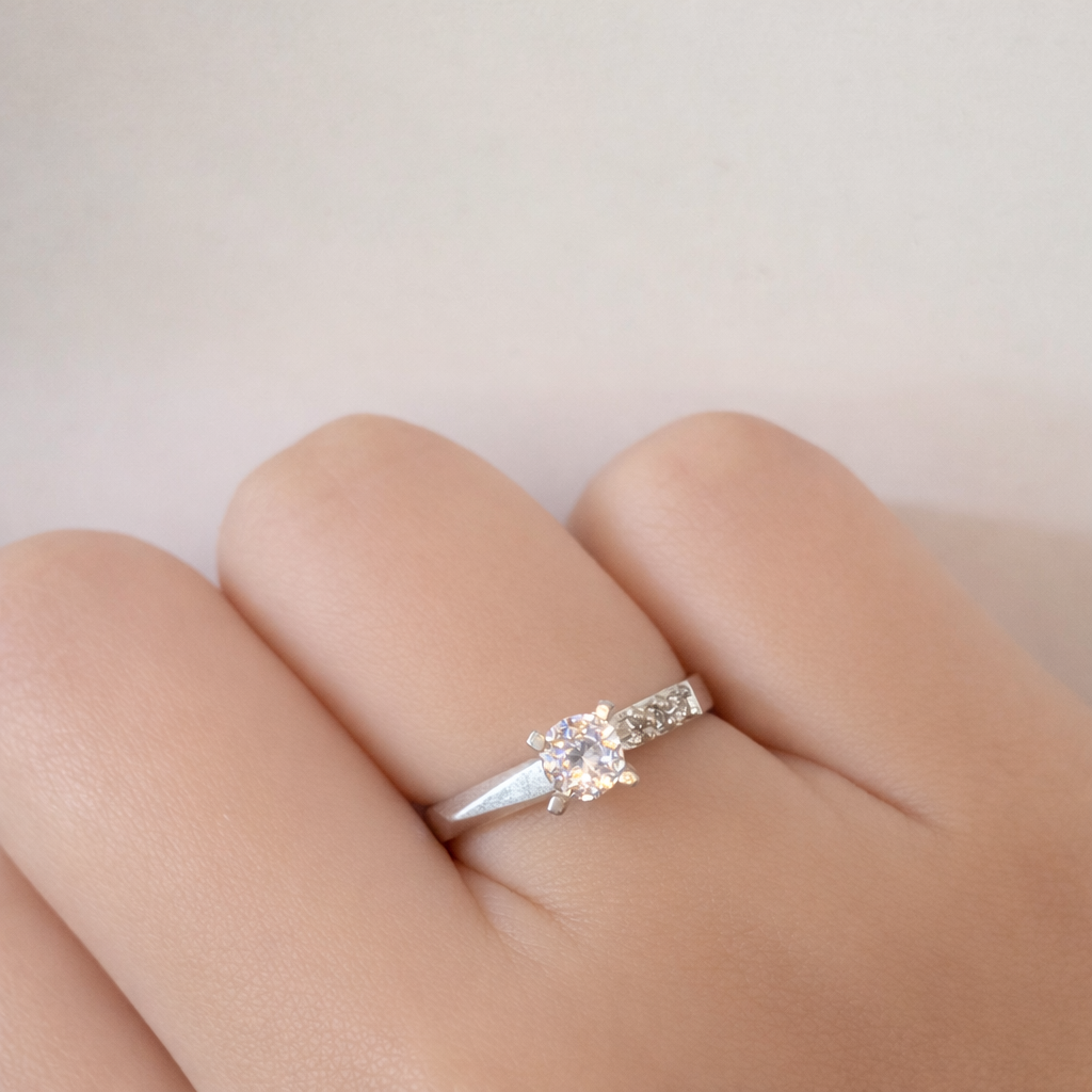 Anillo Plata Solitario Fino Con Zirconias Laterales