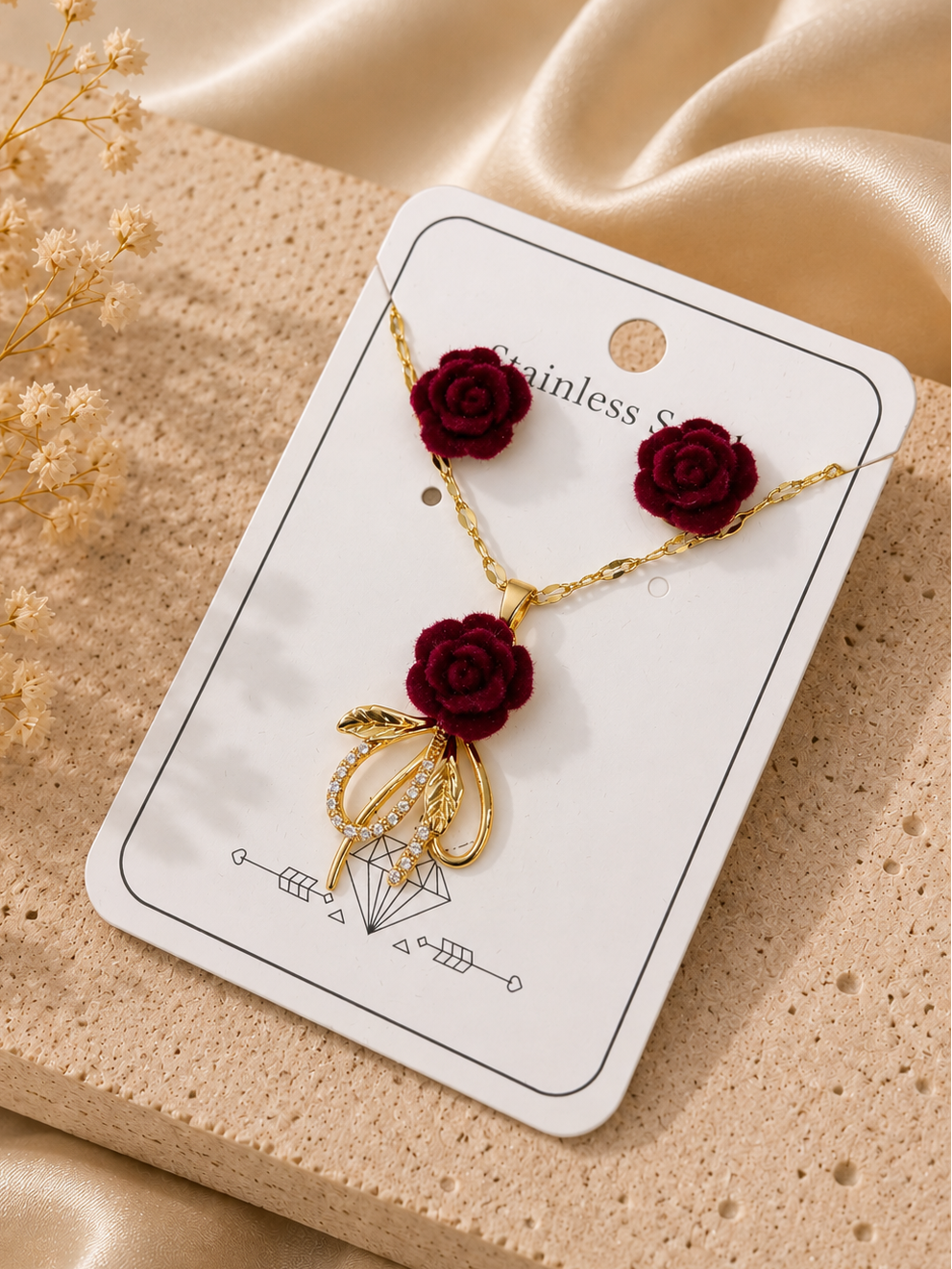 Conjunto rosa roja con dije ornamental y cristales acero inoxidable