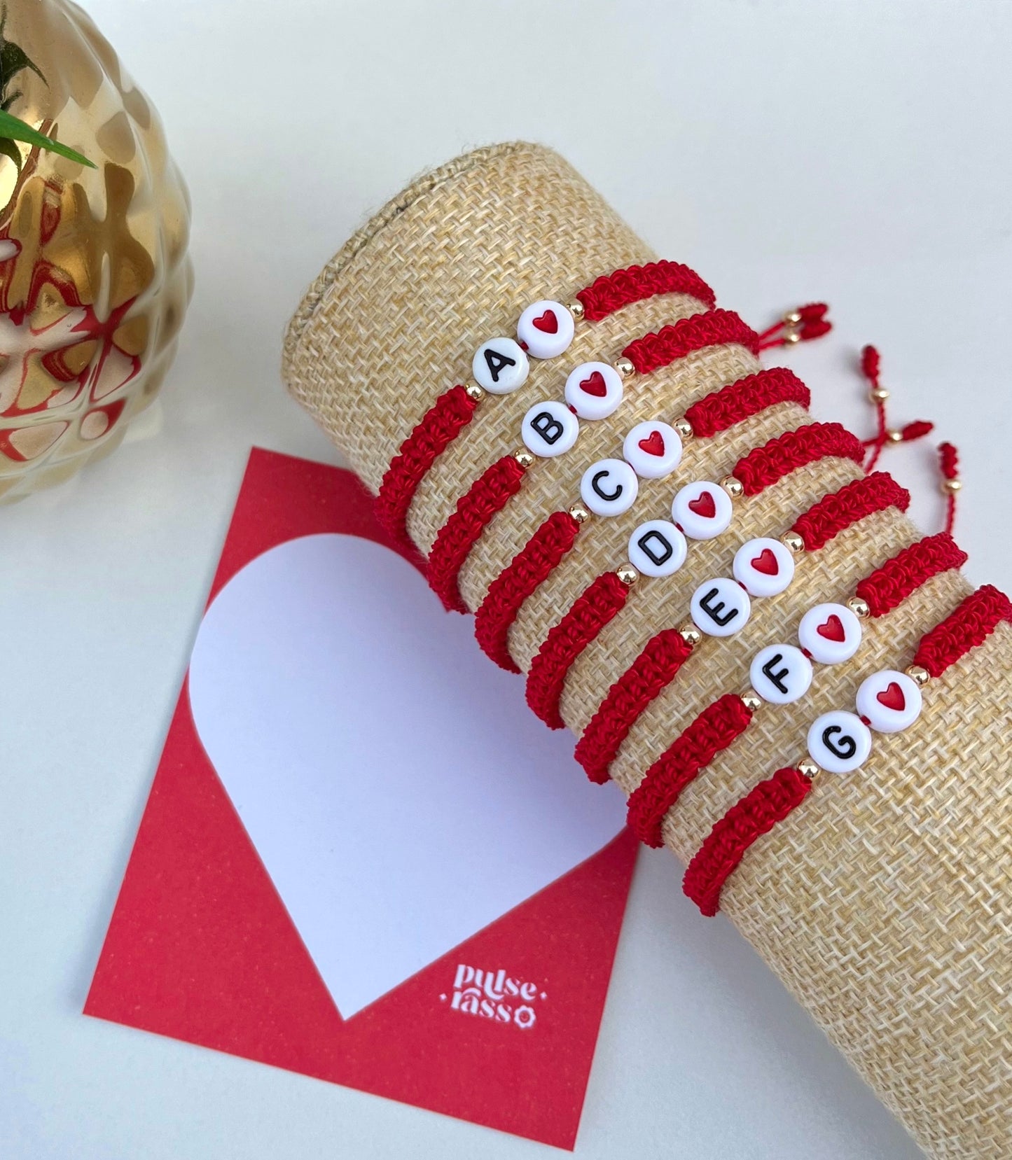Pulsera ajustable de hilo tejida inicial y corazón