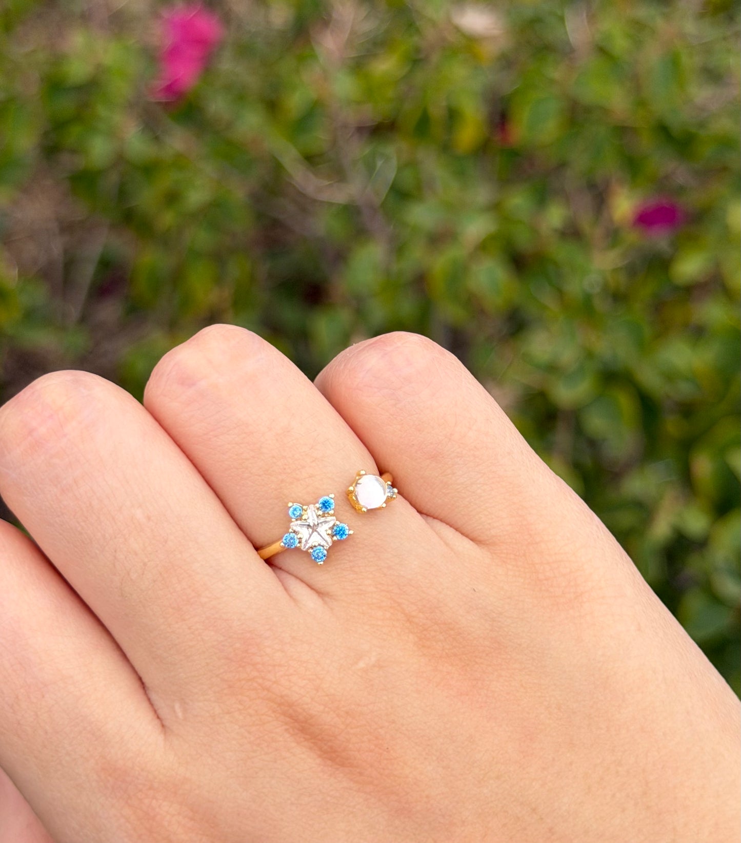 Anillo Flor Azul con Blanco Chapa de Oro
