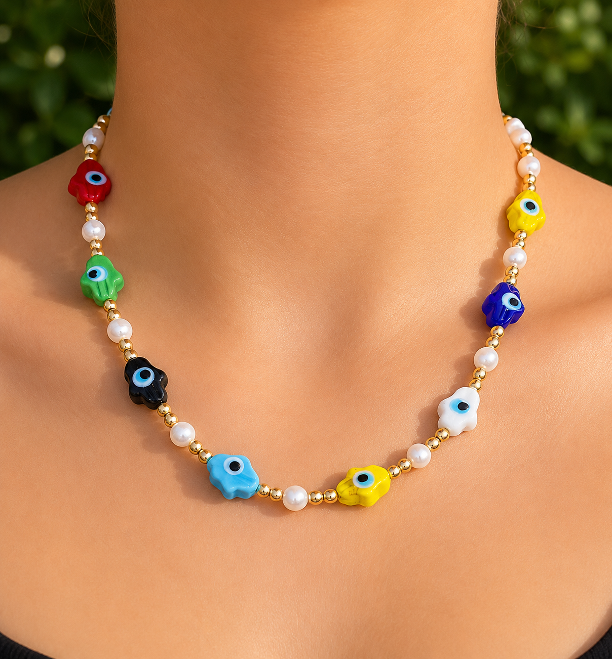 Collar con perlas naturales y dijes de cerámica colores