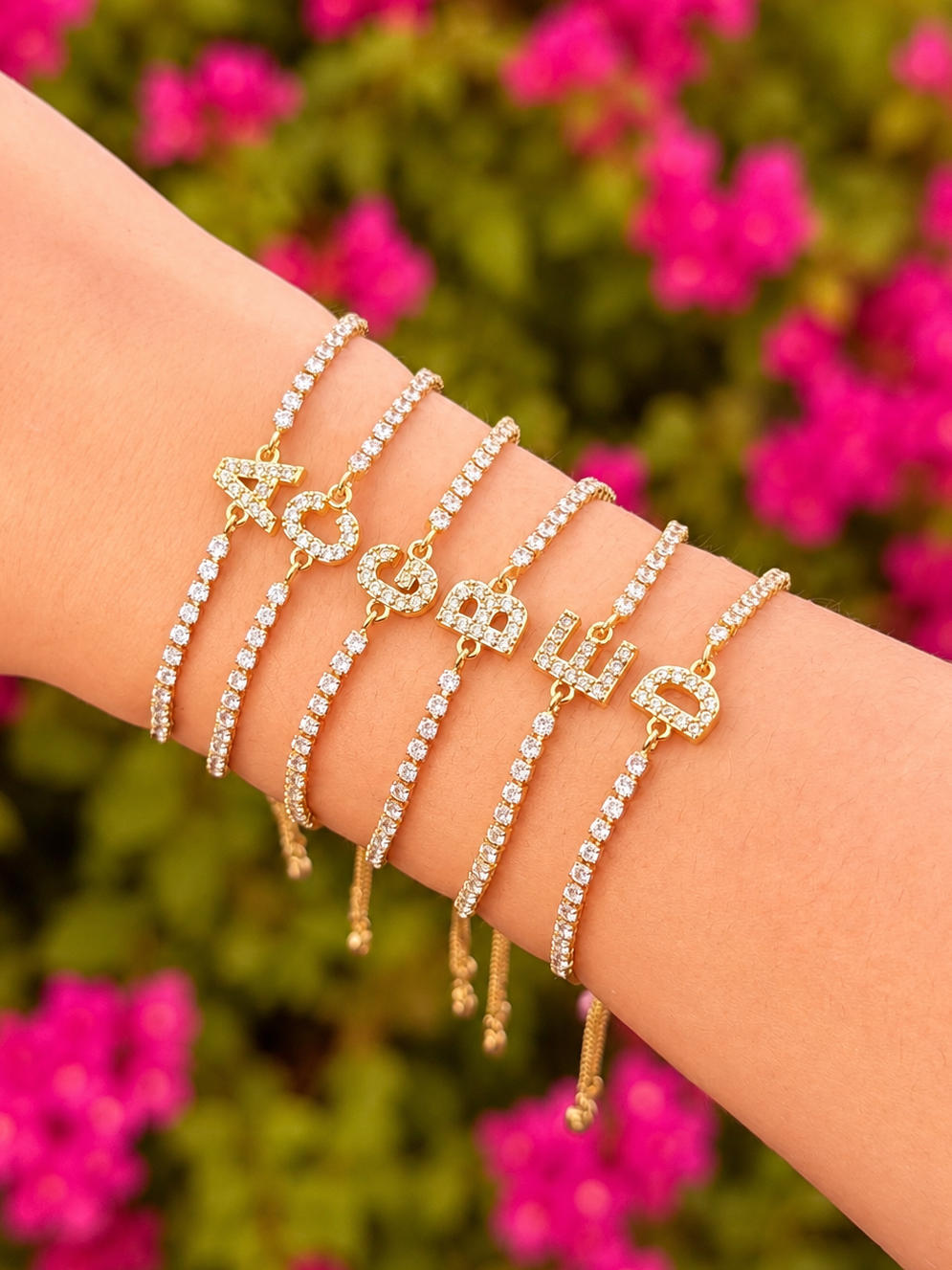 Pulseras ajustables con inicial tipo tenis chapa de oro