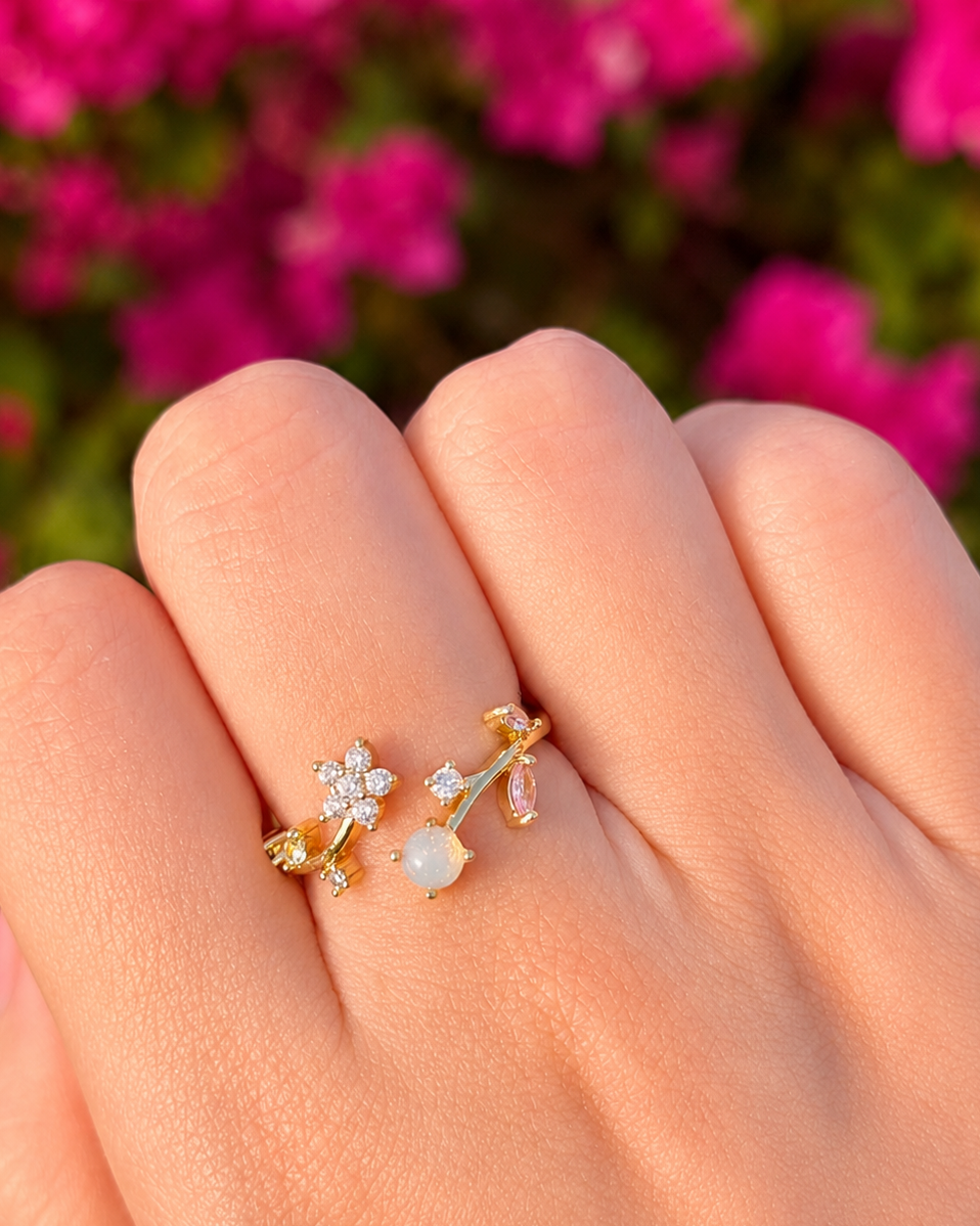 Anillo ajustable flor multicolor con ópal chapa de oro