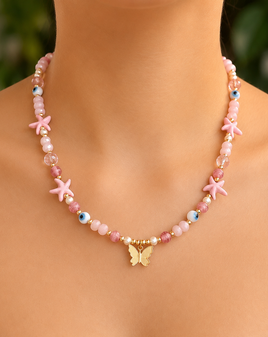 Collar tonos rosas con dije mariposa