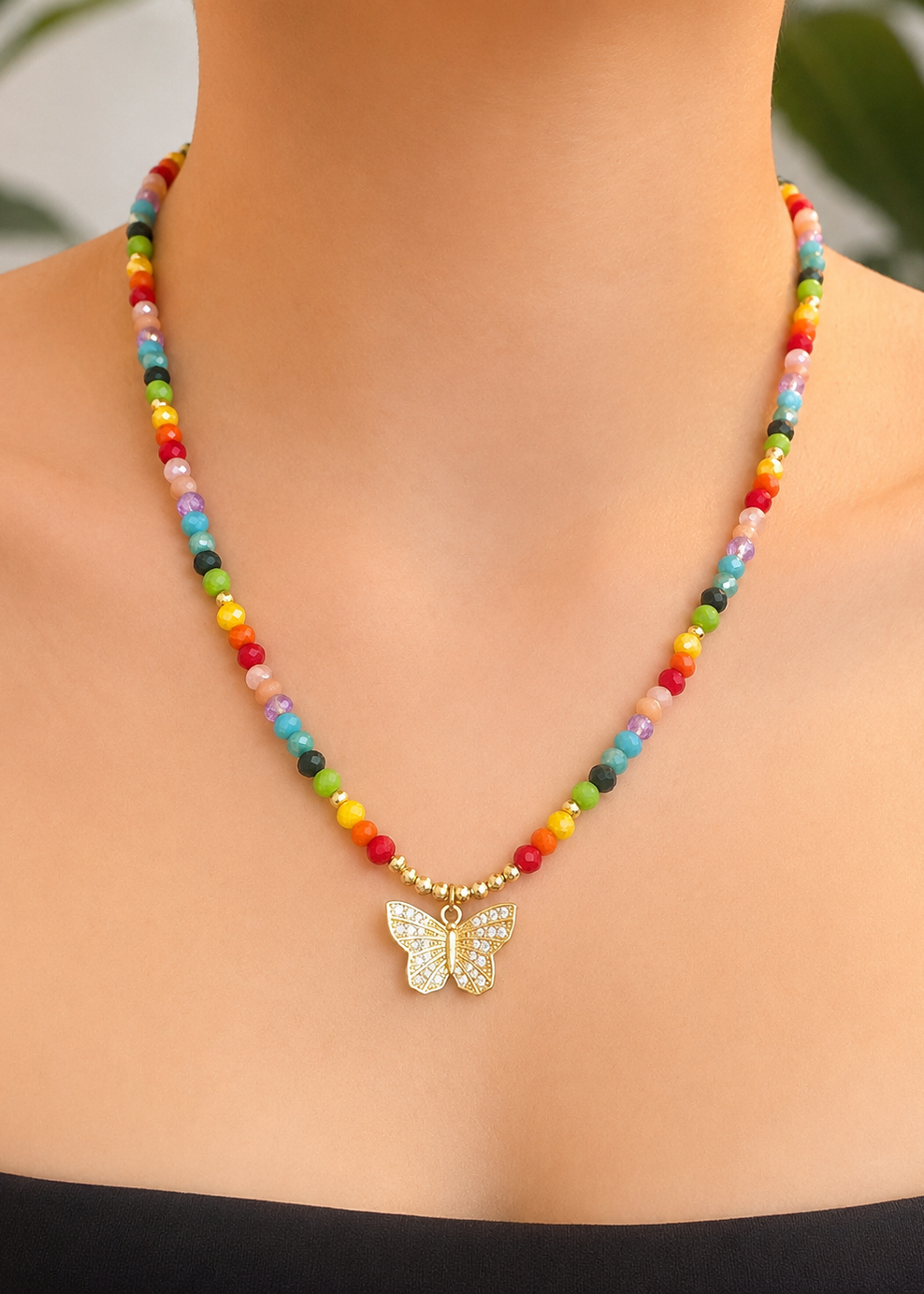 Collar cristales de colores y dije de mariposa
