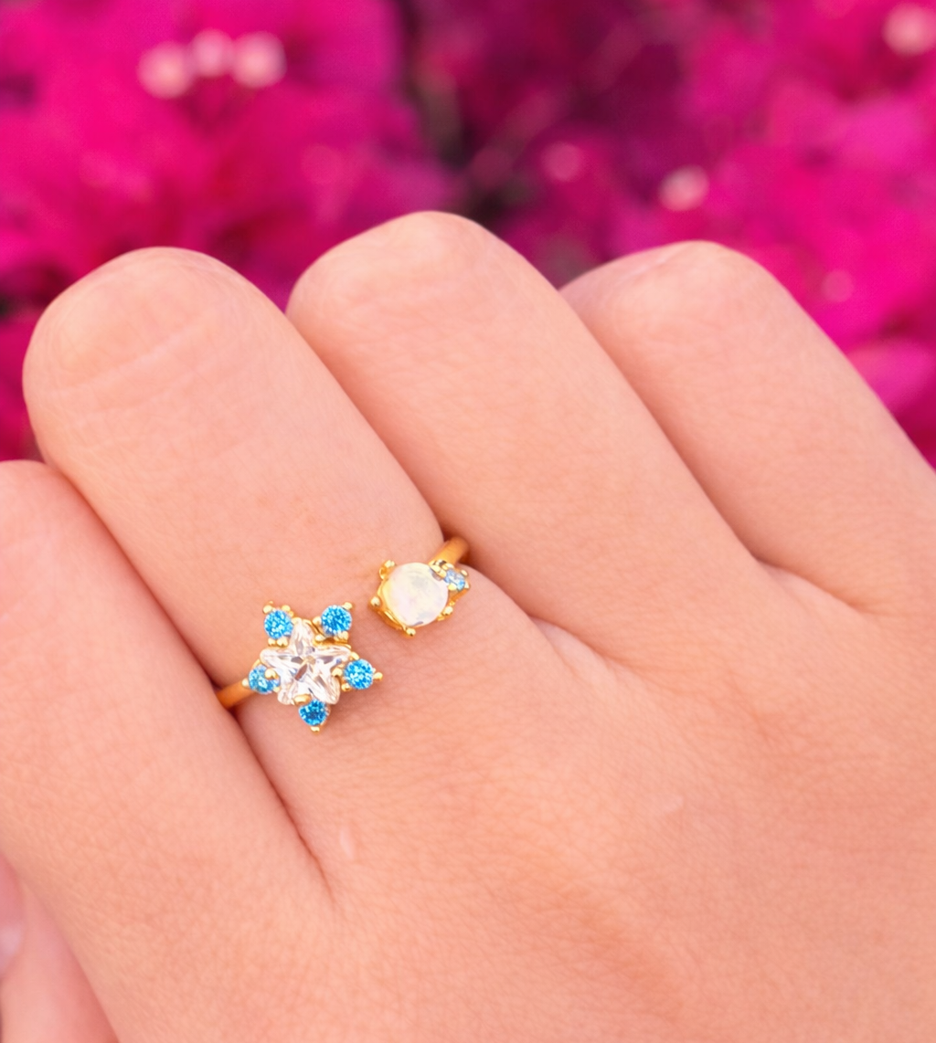 Anillo Flor Azul con Blanco Chapa de Oro