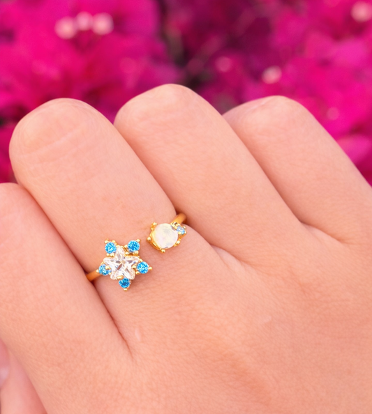 Anillo Flor Azul con Blanco Chapa de Oro