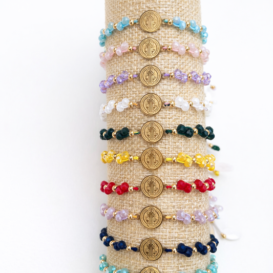 Pulsera ajustable de hilo con medalla de San Benito