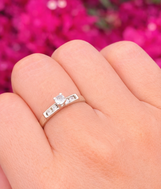 Anillo solitario con canal lateral plata