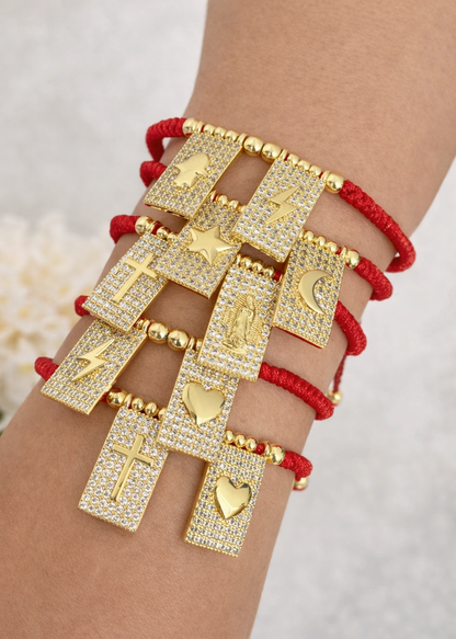 Pulseras de cordón rojas con dijes chapa de oro