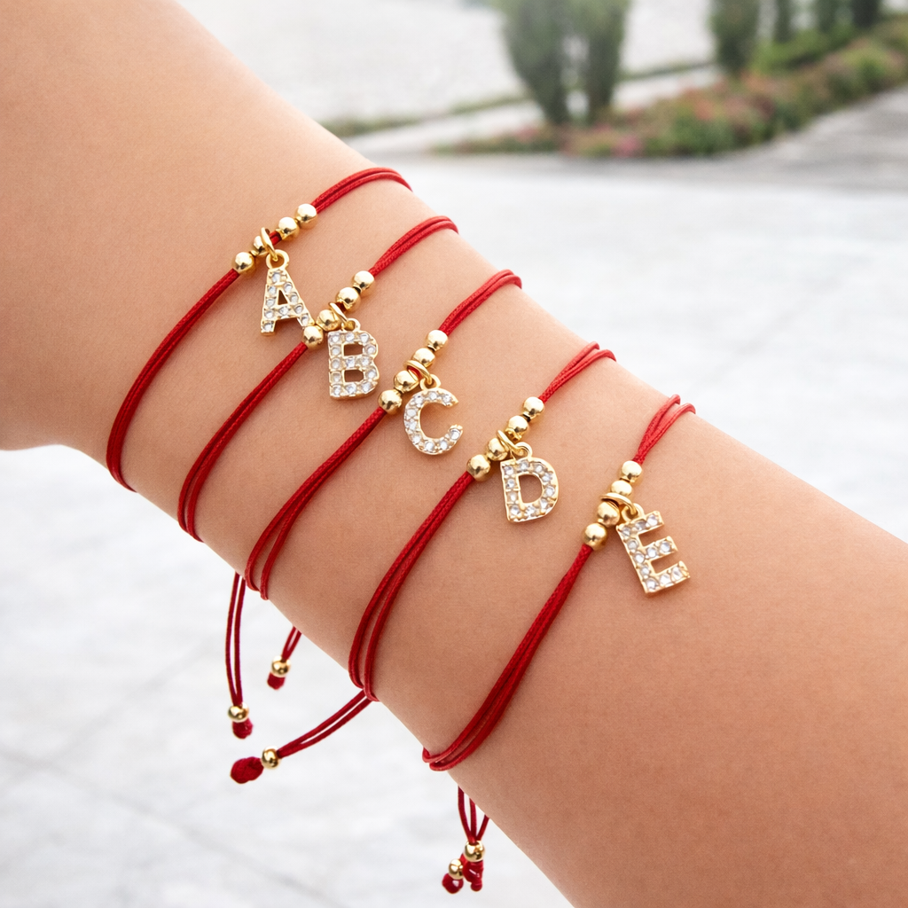 Pulsera de Hilo Con Letra de Chapa de Oro