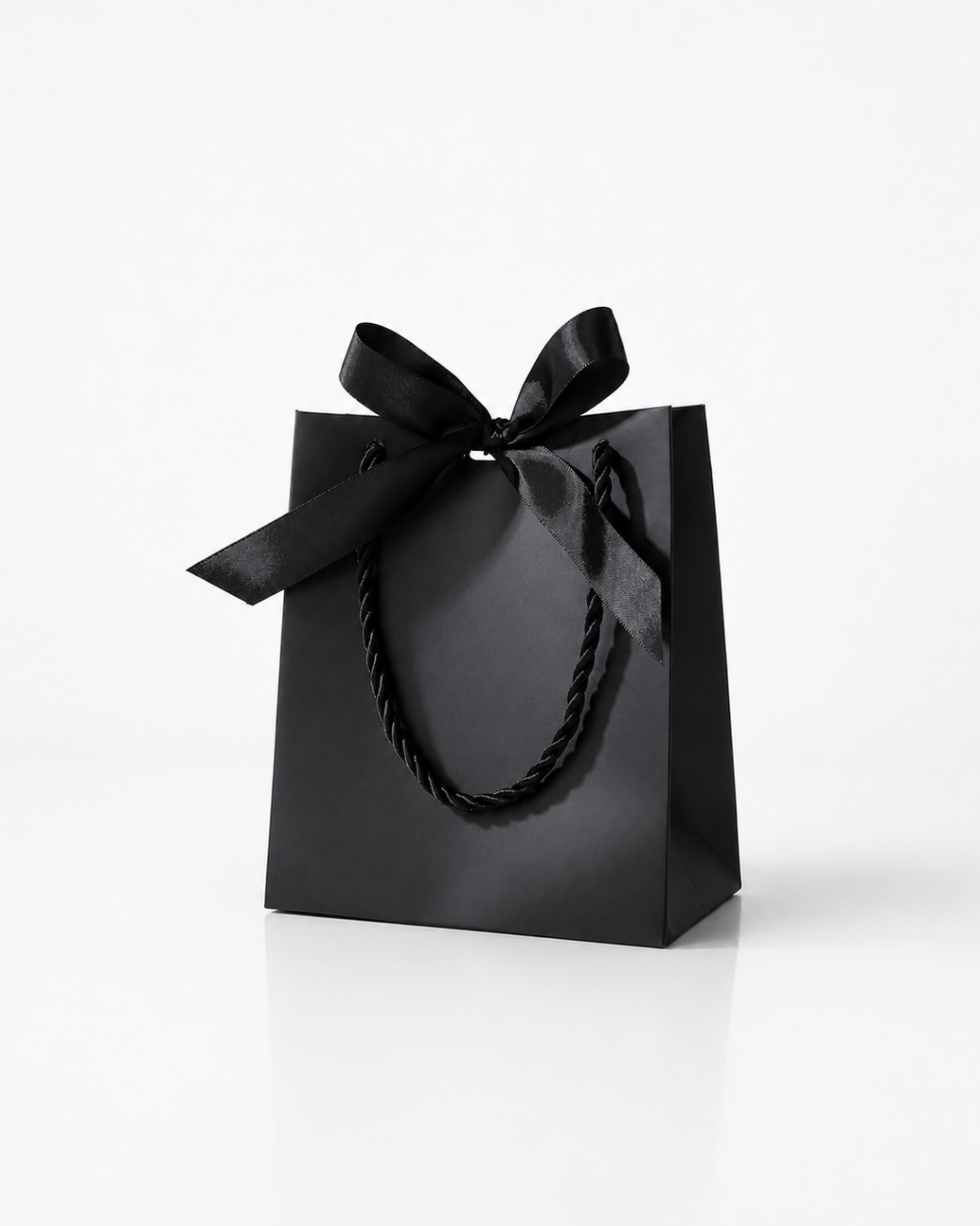 Bolsa de regalo de papel negra con listón negro