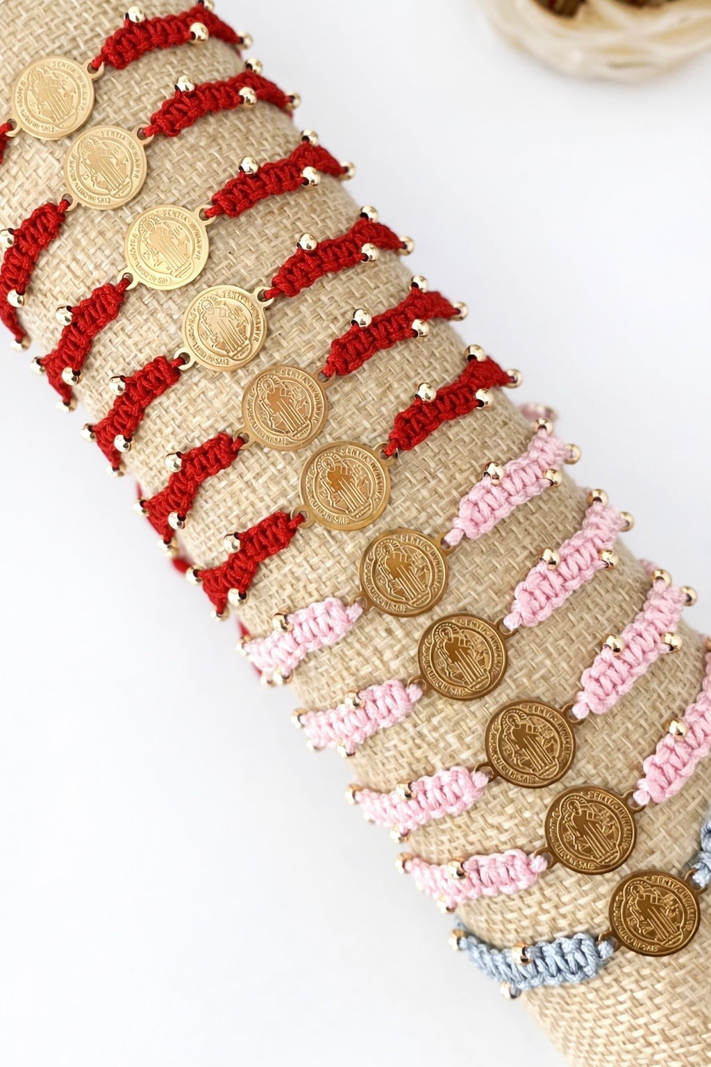 Pulsera ajustable tejida medalla san Benito