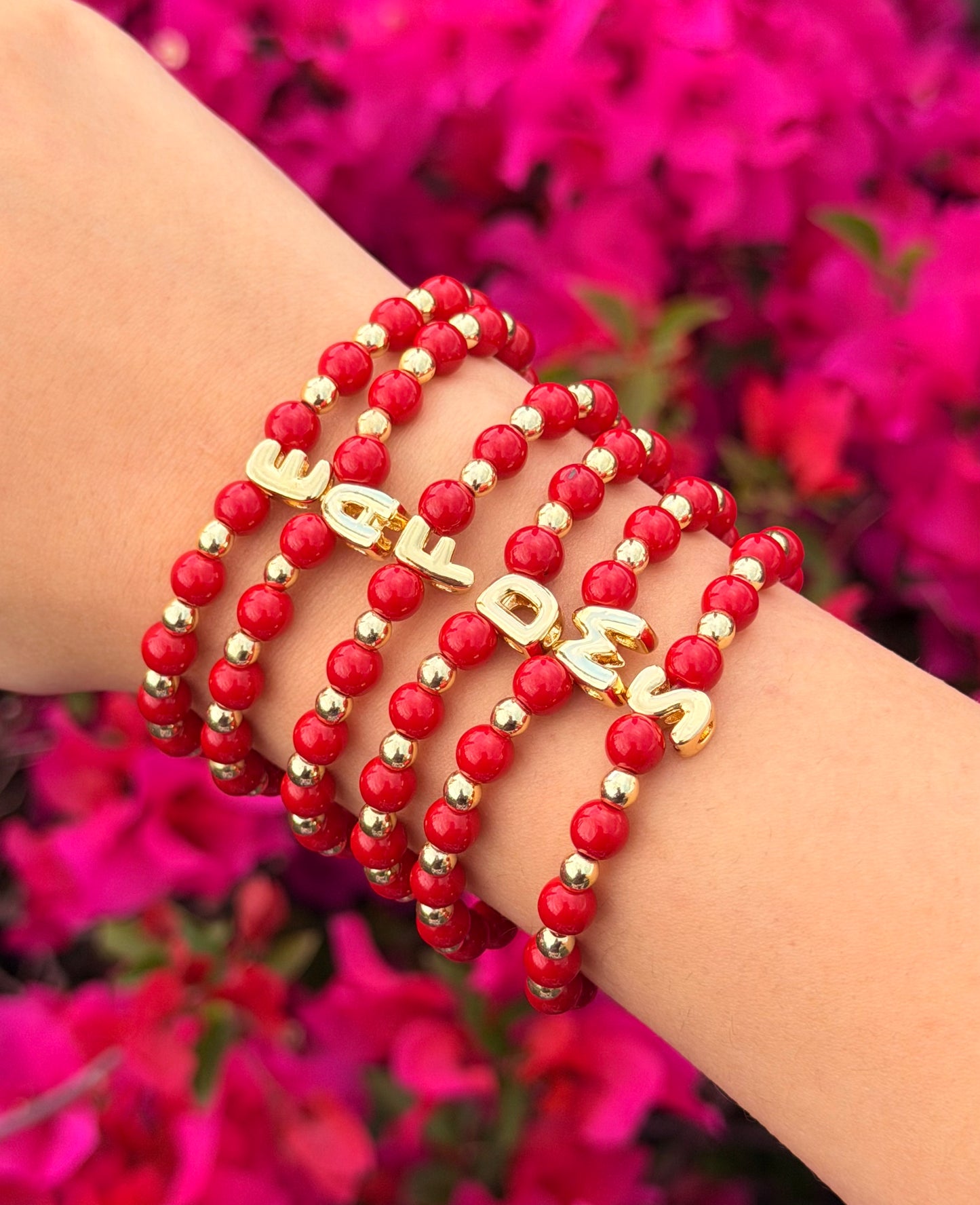 Pulsera elástica inicial y coral rojo