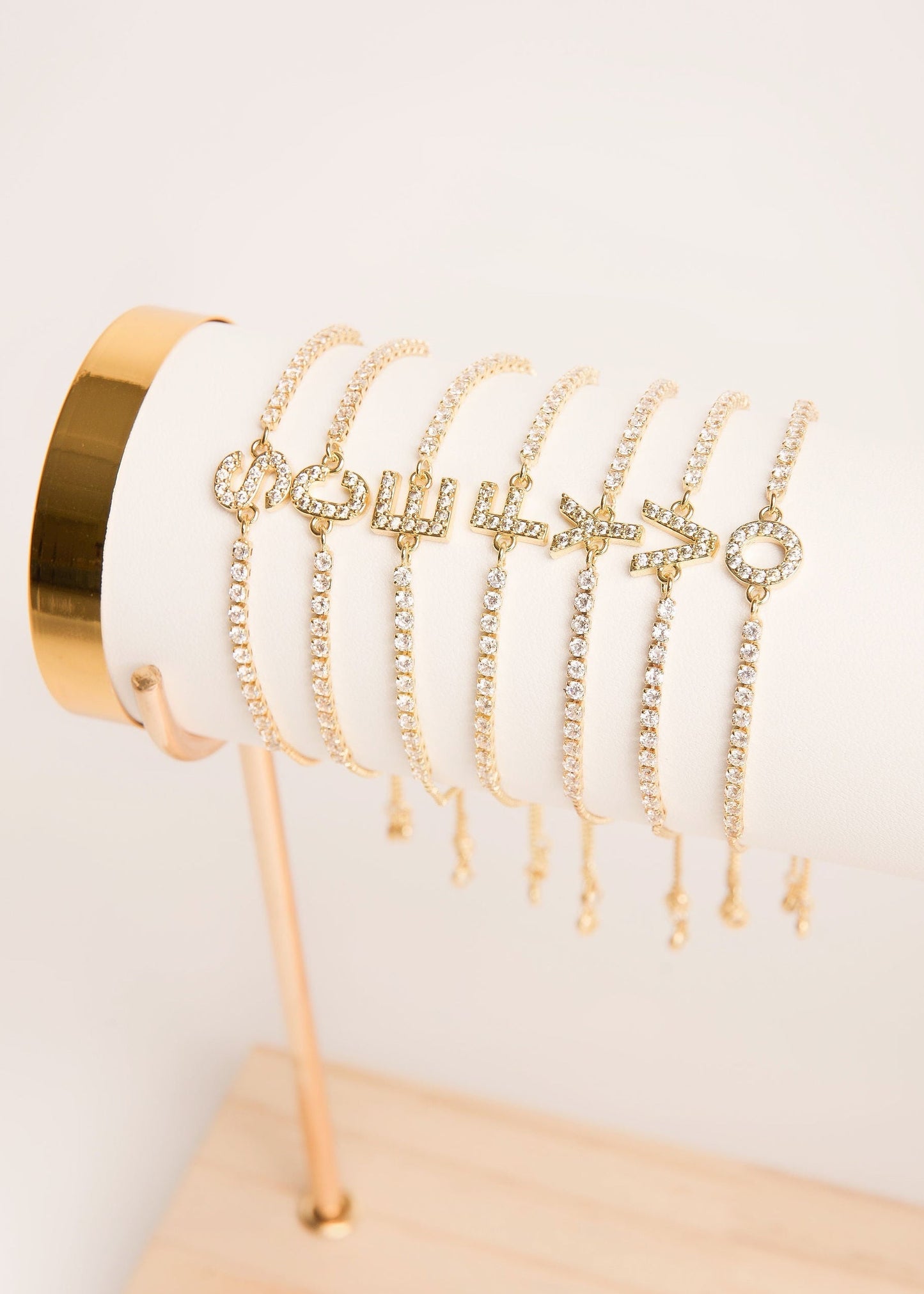 Pulseras con inicial tipo tenis chapa de oro