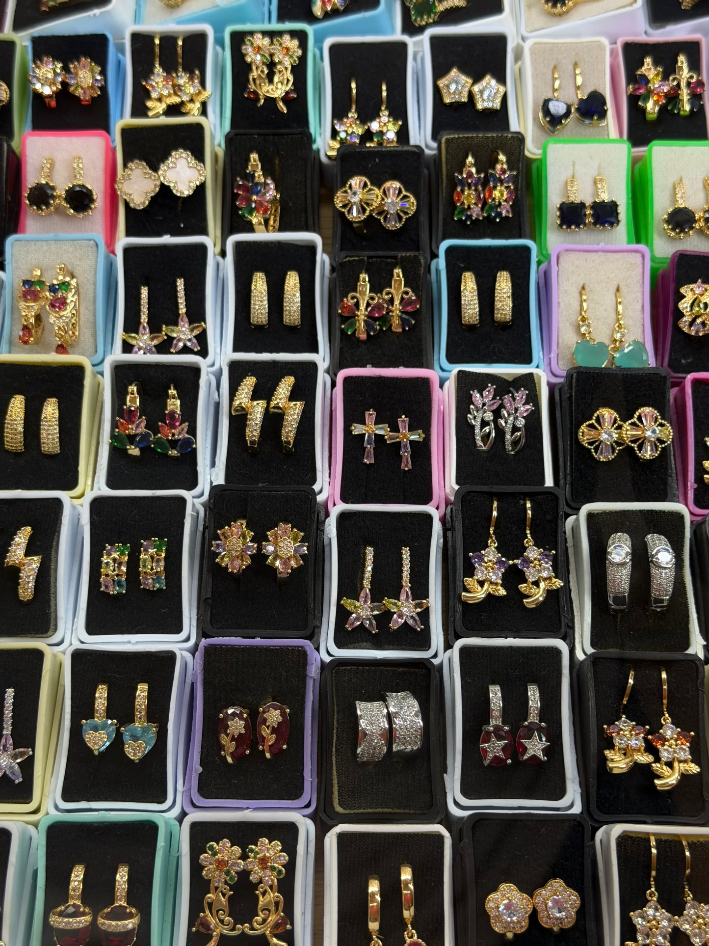 Aretes diferentes modelos (en vitrina) de $50