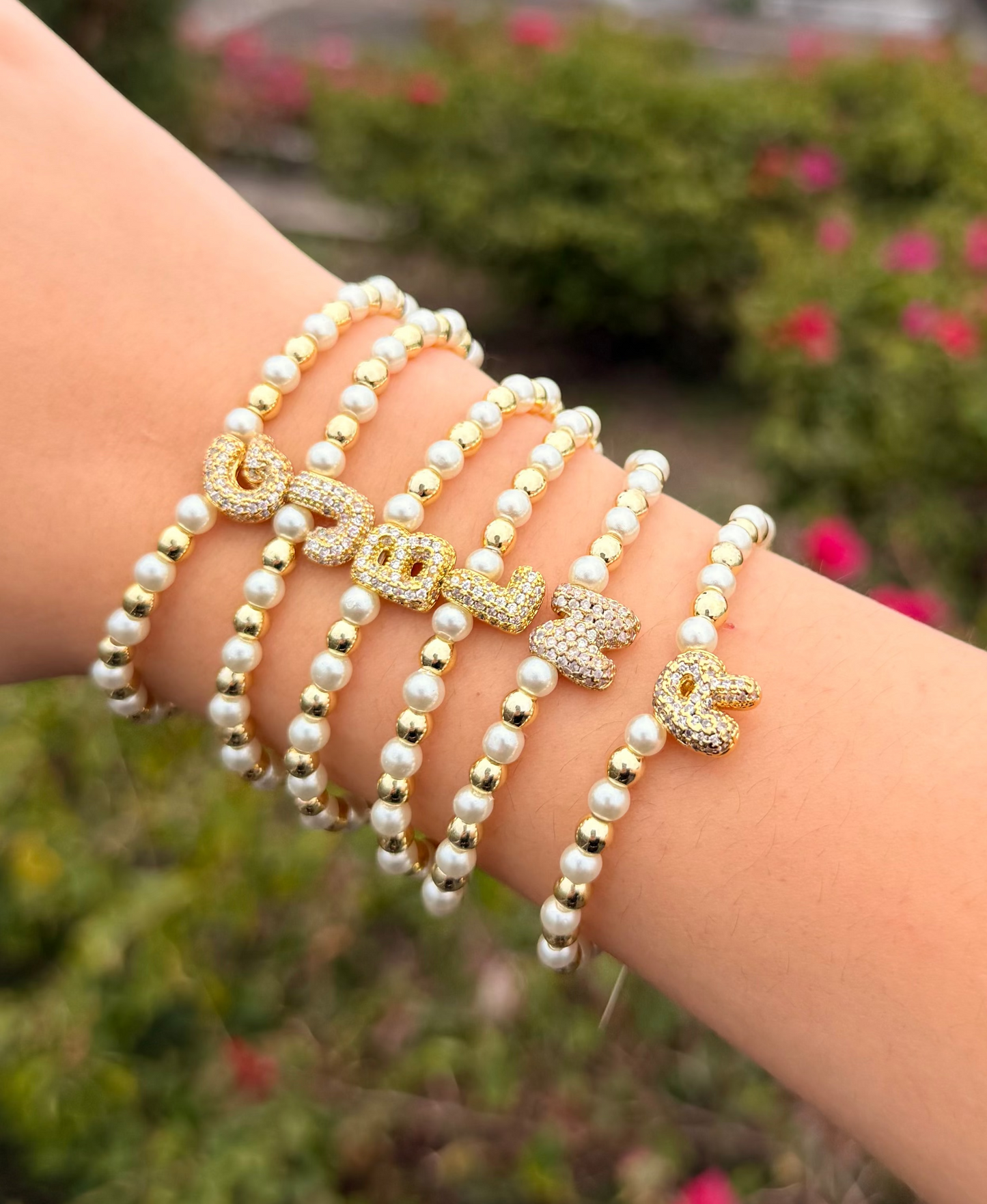 Pulsera elástica inicial con zirconias y perlas