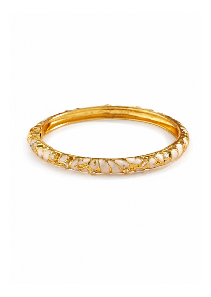 Brazalete con relieve floral y detalles brillantes chapa de oro 18k