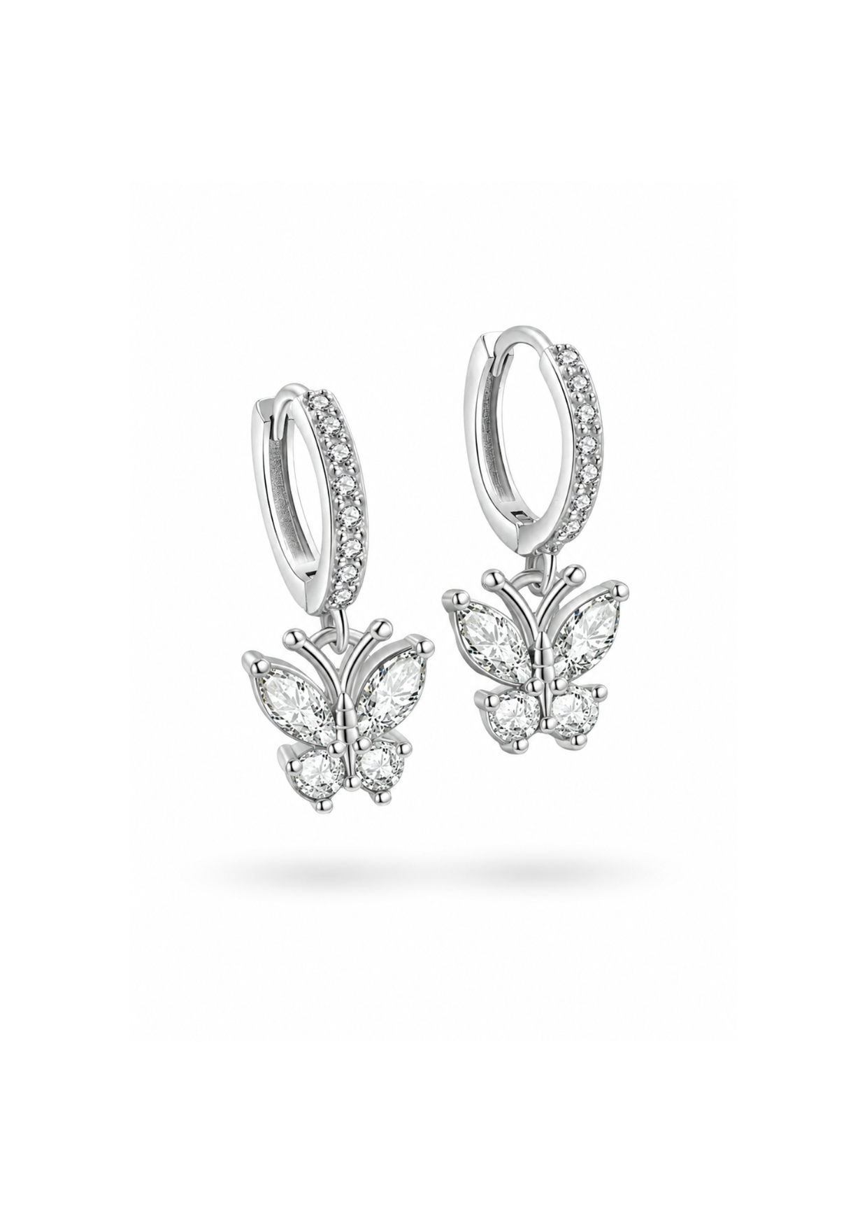 Aretes huggies mariposa chapado en plata con circón