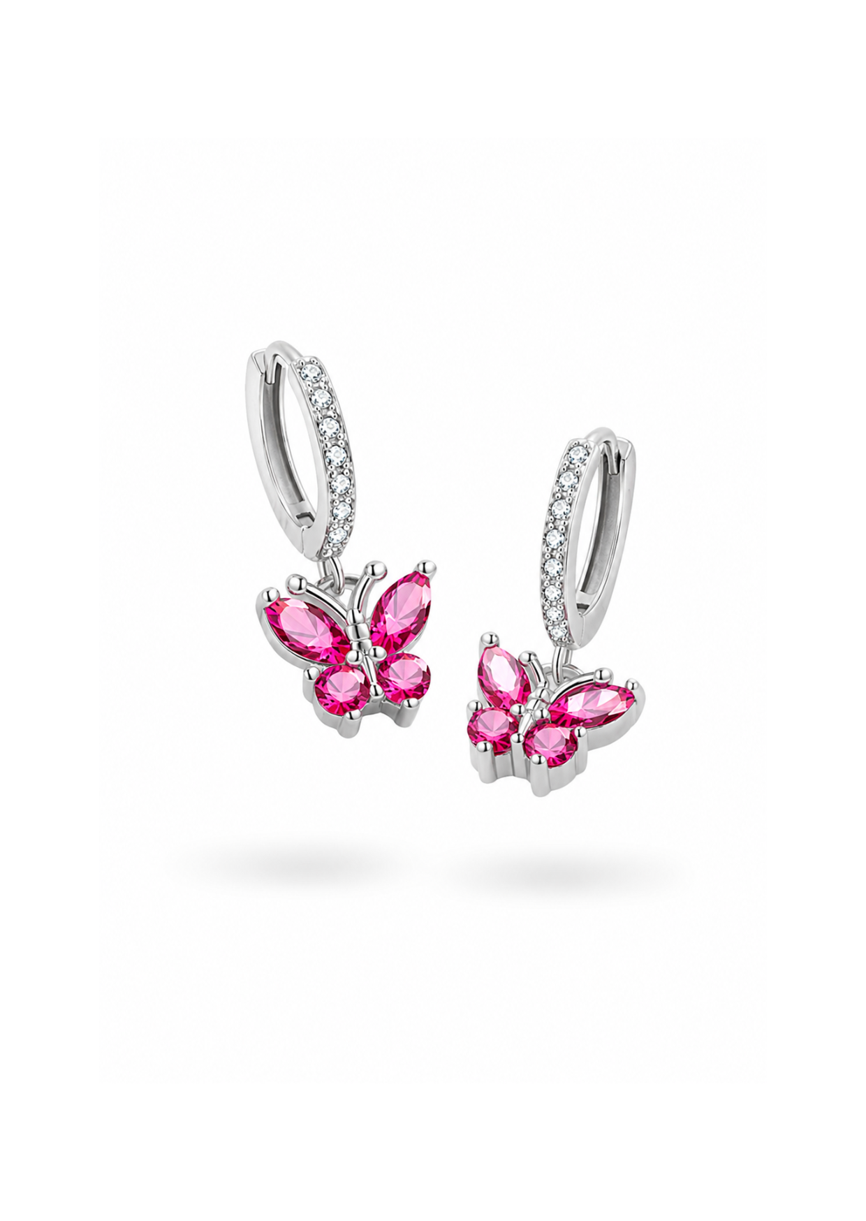 Aretes huggies mariposa chapado en plata con circón