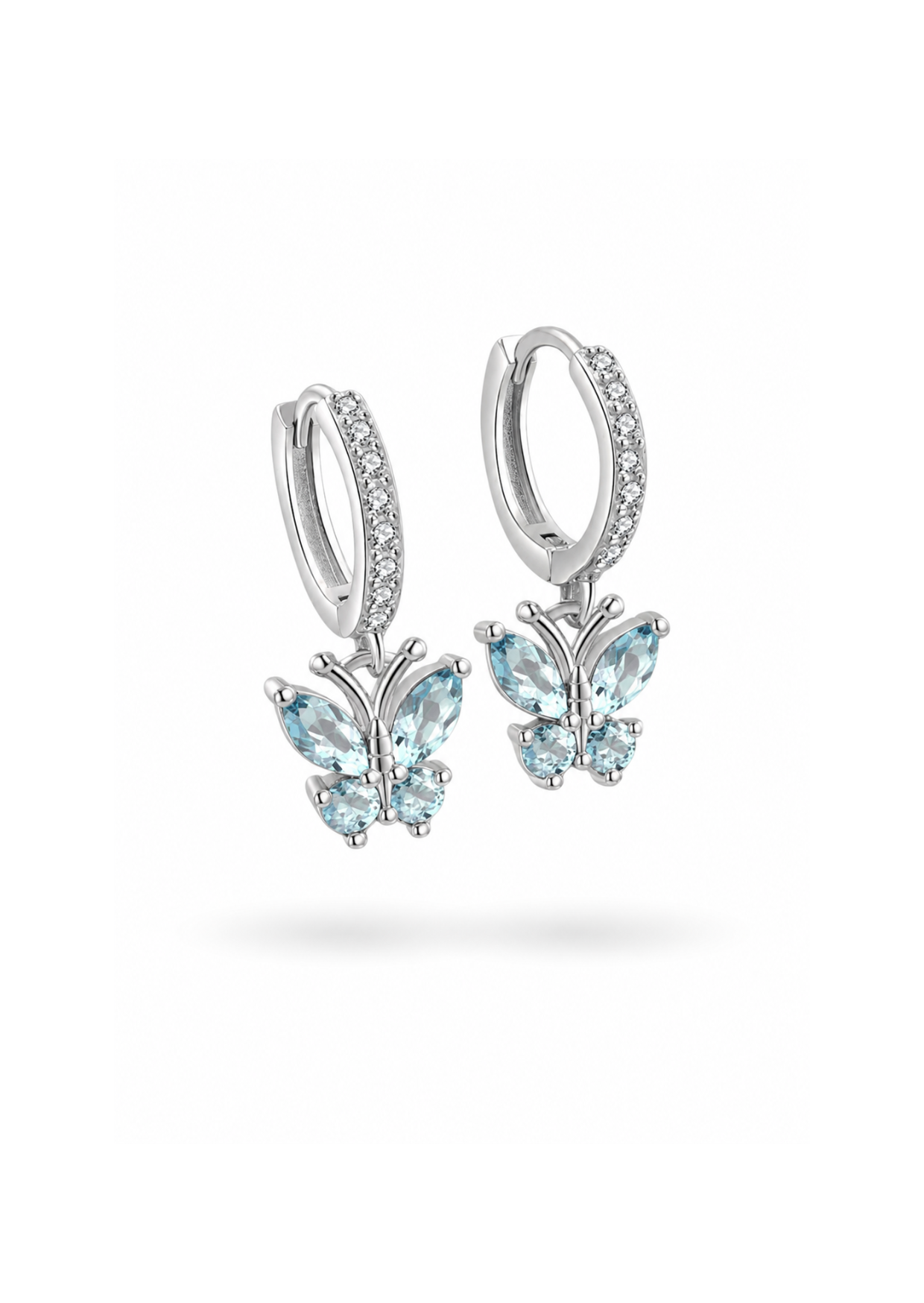 Aretes huggies mariposa chapado en plata con circón