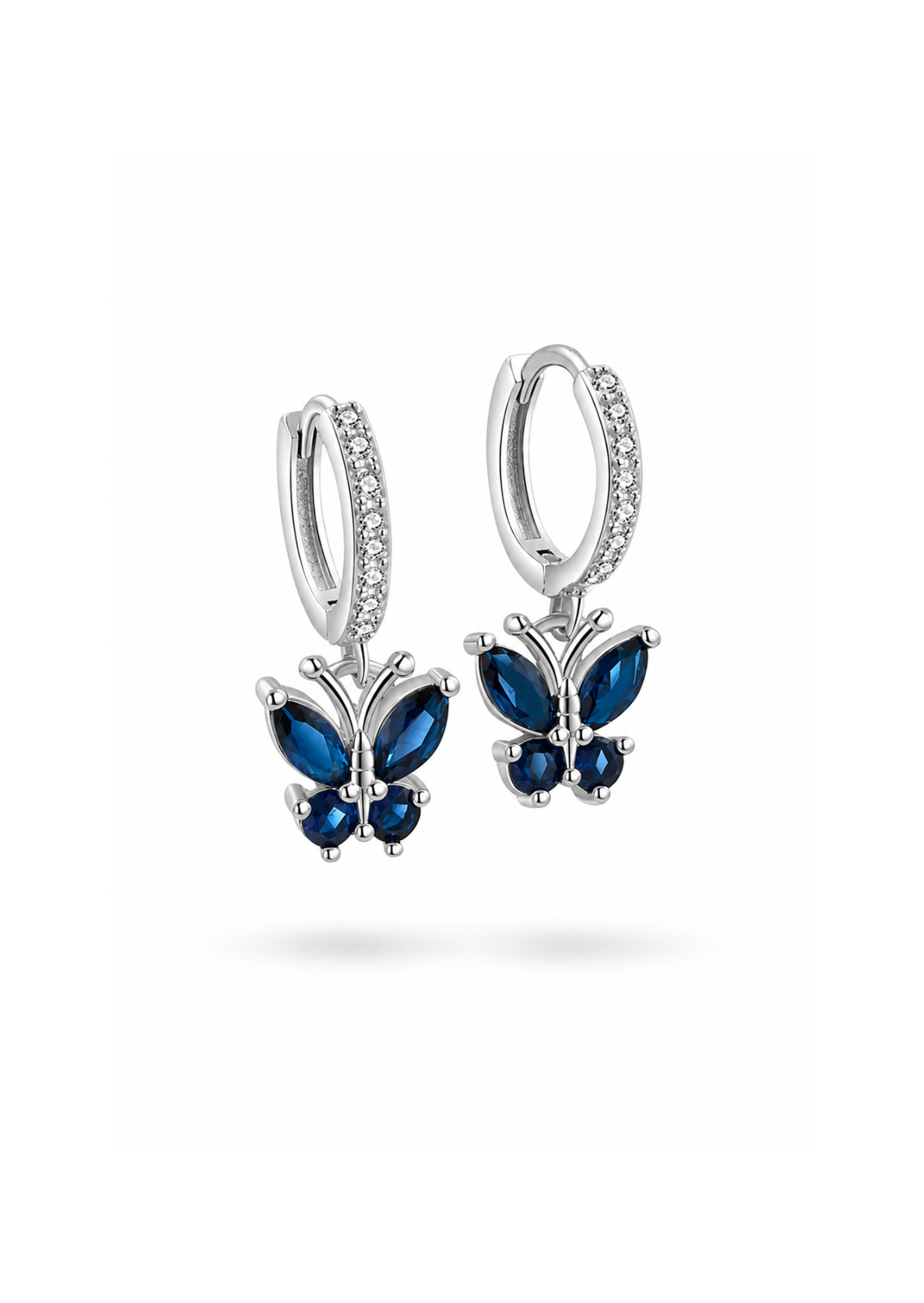Aretes huggies mariposa chapado en plata con circón