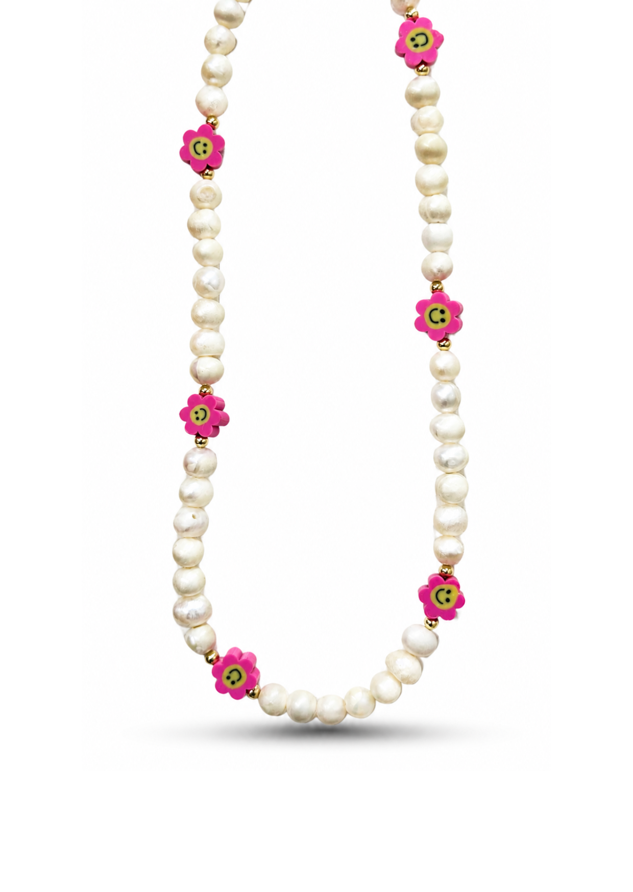 Collar con perlas naturales y fimos flores rosas
