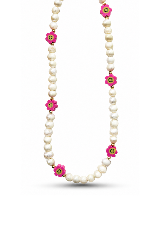 Collar con perlas naturales y fimos flores rosas