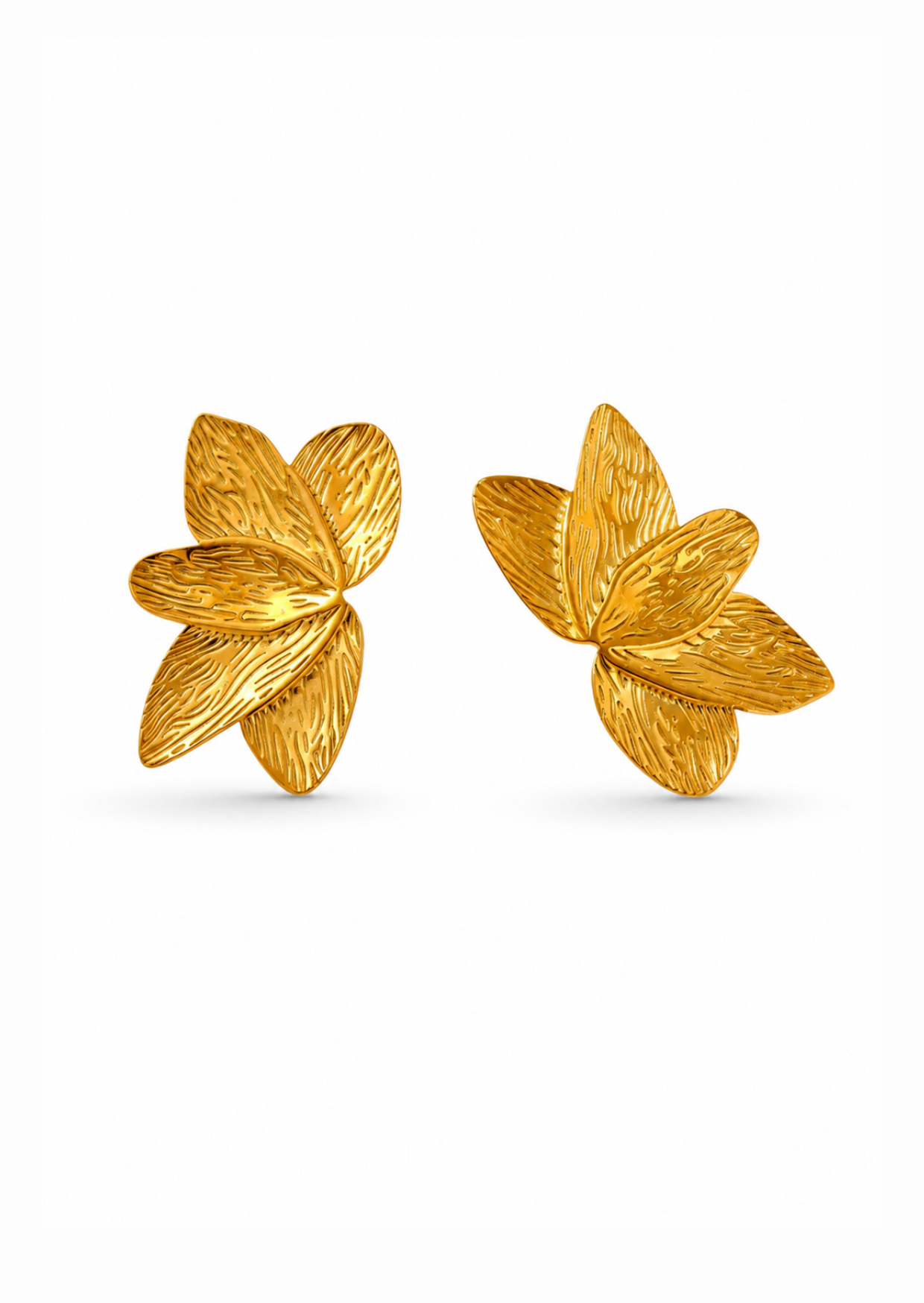 Aretes pétalos dorados texturizados acero inoxidable